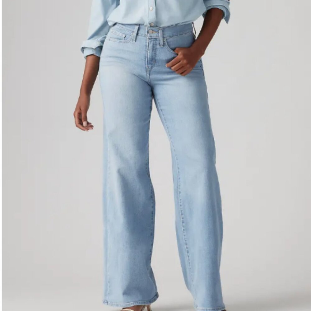 NWT LEVI'S 318 Shaping Wide Leg Jeans Size 28 Light Wash